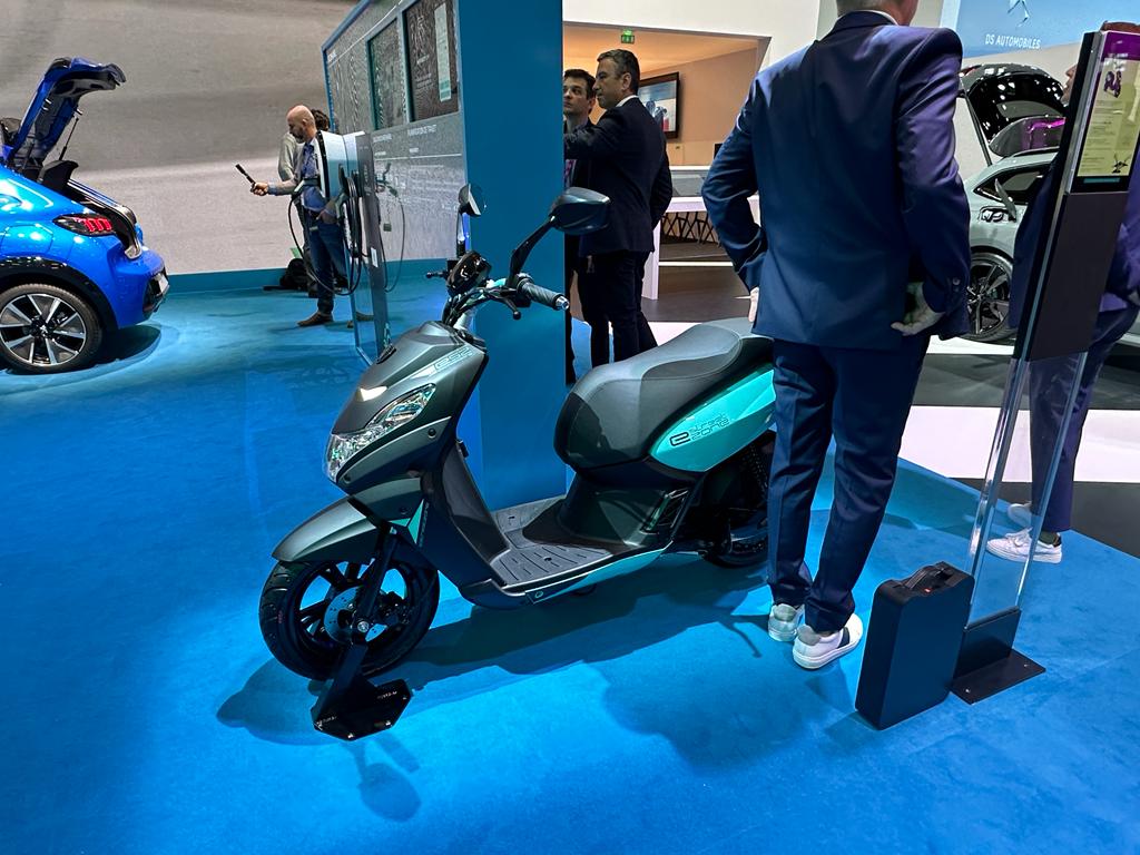 Nieuwe elektrische Peugeot scooter in Parijs